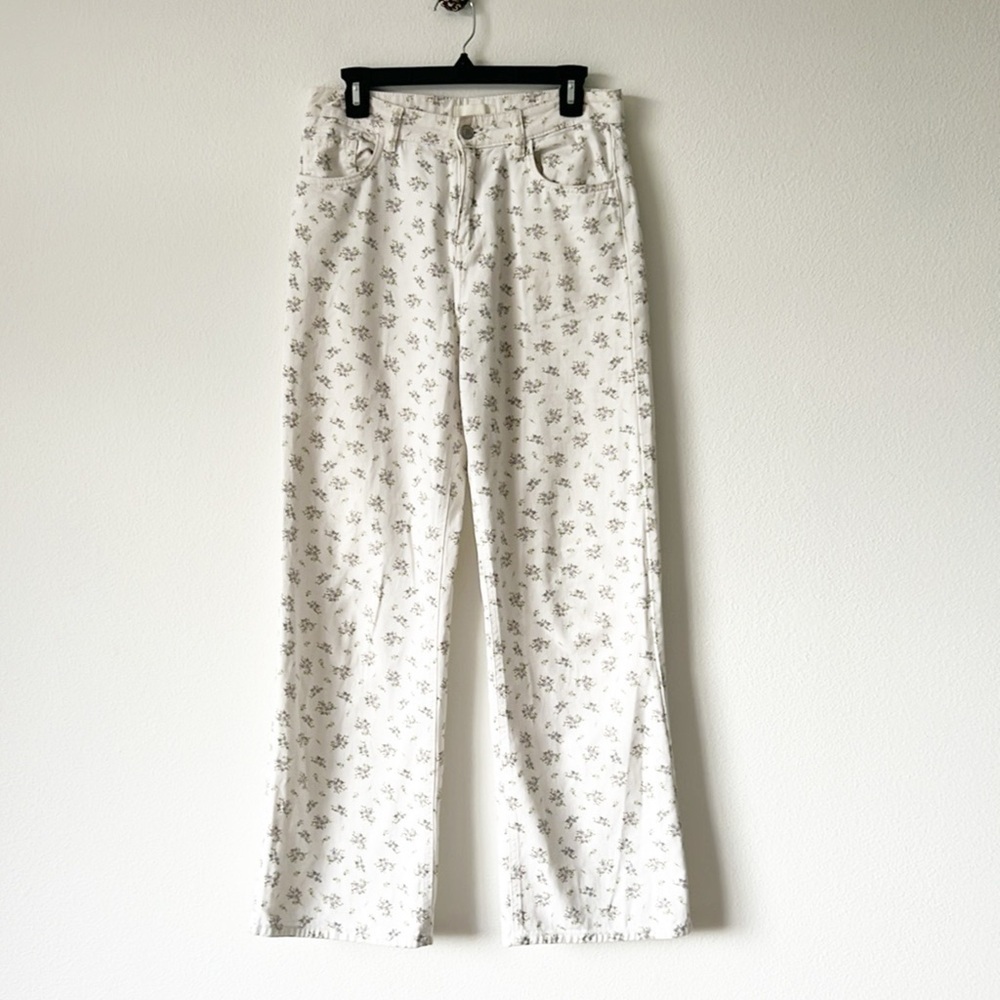Chic White Floral Patterned Jeans